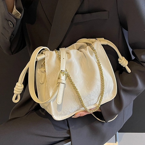 Damen Plissee Eimertasche PU Leder Wolke Textur Kordelzug Goldene Kette Mode Elegante Umhängetasche Handtasche