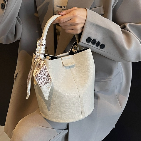 Damen Eimertasche Lychee Narbung PU Leder Satinnschal Griff Schultertasche Umhängetasche Magnetverschluss