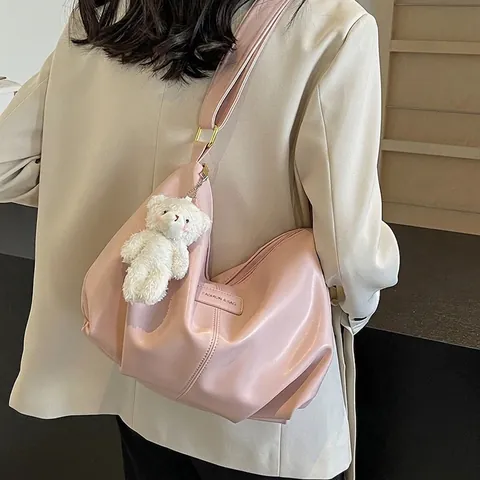 Sac À Épaule Hobo Femme Grande Capacité Cuir PU Plissé Sac Fourre-tout Bandoulière Large Avec Pendentif Ours En Peluche