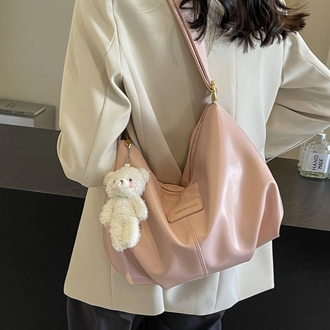 Sac À Épaule Hobo Femme Grande Capacité Cuir PU Plissé Sac Fourre-tout Bandoulière Large Avec Pendentif Ours En Peluche