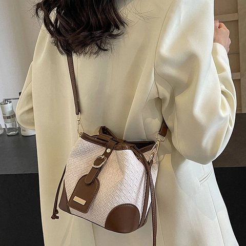 Koreanischer Stil Gewebte PU Leder Beuteltasche Kordelzug Umhängetasche Handtasche Für Damen Vintage Einfach