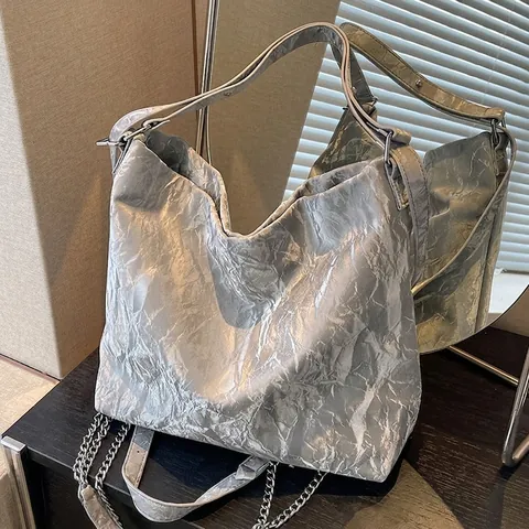 Sac Cabas Femme Grande Capacité Cuir PU Plissé Texture Métallique Sac À Épaule Avec Décoration Chaîne Argentée Commuer
