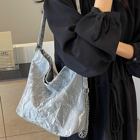 Sac Cabas Femme Grande Capacité Cuir PU Plissé Texture Métallique Sac À Épaule Avec Décoration Chaîne Argentée Commuer