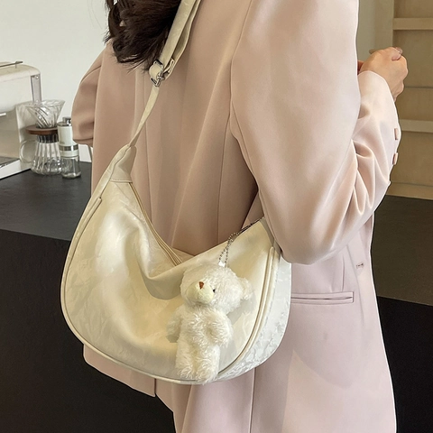 Bolso de Media Luna de Cuero PU Plisado para Mujer Bolso de Hombro Cruzado Versátil de Gran Capacidad Con Colgante de Oso Peluche Correa Ajustable