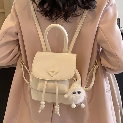 Mini Rucksack PU Leder Kordelzug Klappe Lässig Reisen Koreanischer Stil Für Damen Mit Flauschigem Monster Anhänger