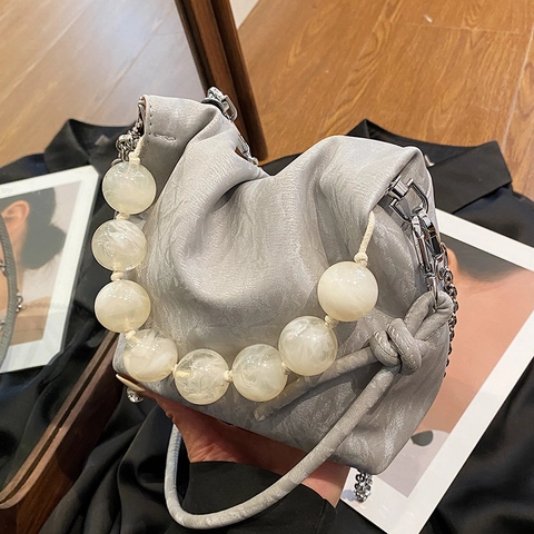 Damen Plissee Beuteltasche PU Leder Einzigartiger Perlengriff Cloud Design Umhängetasche Mit Metallkette Stil