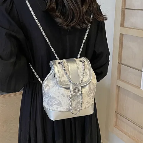 Damen Schmetterlingsmuster Mini Rucksack Leicht PU Leder Kette Trageriemen Drehverschluss Casual Reise Tagesrucksack Tasche
