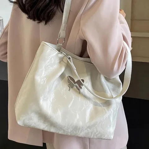 Bolso Tote Grande Cuero PU Plisado Para Mujeres Colgante Mariposa Metal Bolso De Hombro Chic Color Sólido