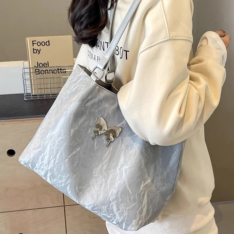 Bolso Tote Grande Cuero PU Plisado Para Mujeres Colgante Mariposa Metal Bolso De Hombro Chic Color Sólido