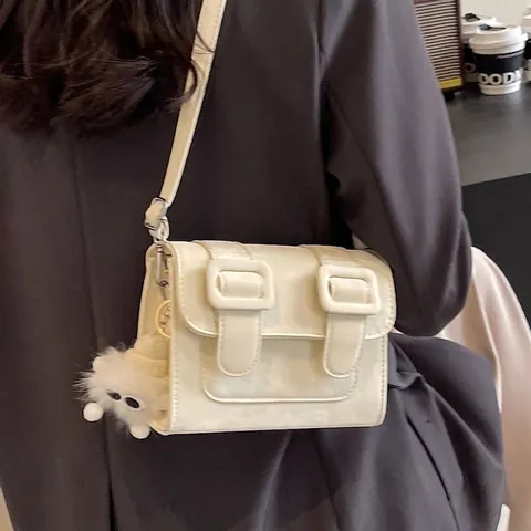 Kleine Quadratische Umhängetasche Damen PU Leder Vintage Cambridge Stil Doppel Schnalle Flip Schultertasche Plüsch Anhänger