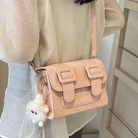Kleine Quadratische Umhängetasche Damen PU Leder Vintage Cambridge Stil Doppel Schnalle Flip Schultertasche Plüsch Anhänger