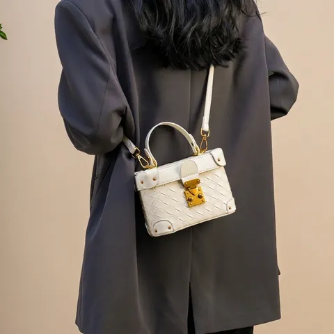 Damen Handtasche Aus Gewebtem PU-Leder Kastenform Umhängetasche Goldener Verschluss Nietendekor Retro Schultertasche Pendeln