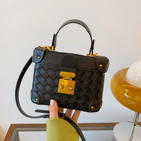 Damen Handtasche Aus Gewebtem PU-Leder Kastenform Umhängetasche Goldener Verschluss Nietendekor Retro Schultertasche Pendeln