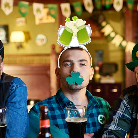 St Patricks Day Stirnbänder Papier Karton Aluminiumfolie Irische Party Haarschmuck Kleeblatt Bierkrug Grün Kostüm Requisiten