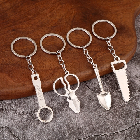 Porte-Clés Outil Miniature Réaliste Alliage De Zinc Clé Marteau Tournevis Pince Scie Hache Pelle Matériel Accessoire Cadeau Charme