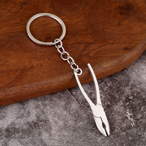 Porte-Clés Outil Miniature Réaliste Alliage De Zinc Clé Marteau Tournevis Pince Scie Hache Pelle Matériel Accessoire Cadeau Charme