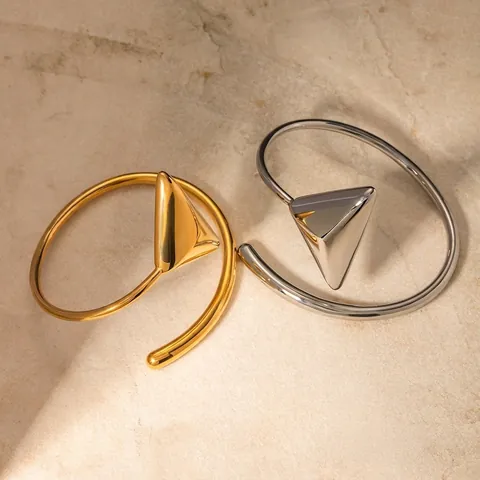 Minimalistischer Edelstahl 3D Dreieck Offener Armreif Für Damen Galvanisierter Geometrischer Trendiger Modeschmuck Geschenk