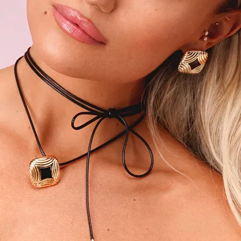 Collana Con Pendente Quadrato Vintage Smalto Nero Acciaio Inossidabile Placcato Oro Trama Ondulata Gioielli Geometrici Da Donna