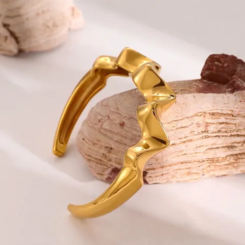 18K Vergulde Roestvrijstalen Armband Voor Dames Onregelmatig Golfontwerp Waterrimpel Open Manchet Moderne Mode Sieraden