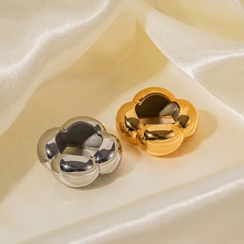 Stainless Steel Hollow Flower Ring 18K Gold Plated Elegant Modern Minimalist Finger Ring For Women Fashion Jewelry Gift