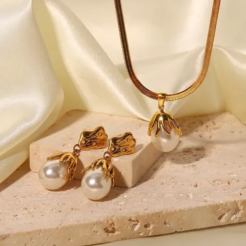 Set di Collana e Orecchini con Ciondolo in Perla Artificiale Barocca in Acciaio Inossidabile Placcato Oro per Donna