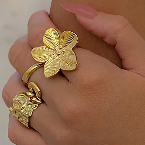 Großer Blumen Statement Ring Unregelmäßige Textur Wellenförmiges Flüssiges Metall Edelstahl Vergoldet Wasserdichter Schmuck Damen