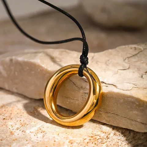 Collana Con Pendente Tondo Cavo Minimalista In Acciaio Inossidabile Placcato Oro 18K Con Cordino In Cera Nero Regolabile