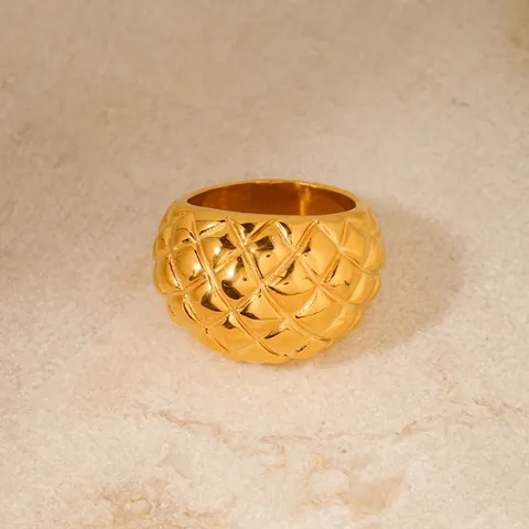Anillo Con Textura De Rombos Acolchado Acero Inoxidable Chapado En Oro De 18K Banda Gruesa Joyeria Minimalista Mujer