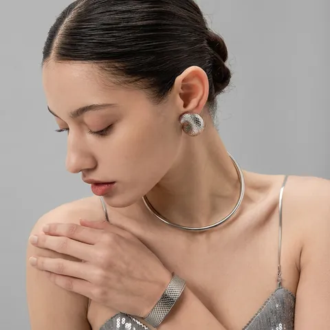 Einzigartige Fischschuppen-Textur Edelstahl Ohrringe Für Damen 18K Vergoldet Minimalistische Geometrische Ohrstecker Künstlerischer Schmuck