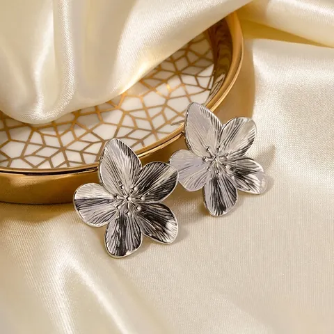 Pendientes Botón Flor Acero Inoxidable Cepillado Tono Plateado Joyería Floral Minimalista Mujer Accesorio Elegante