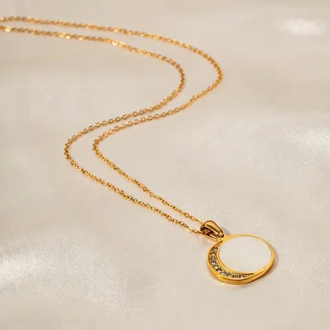 Collier Pendentif Soleil Lune en Acier Inoxydable Plaqué Or 18K pour Femme Charme Croissant en Coquille Blanche et Strass Bijoux