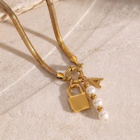 Collana In Acciaio Inossidabile Lettera A Perla Artificial Ciondolo Lucchetto Catena A Serpente Dorata Gioielli Trendy Per Donna