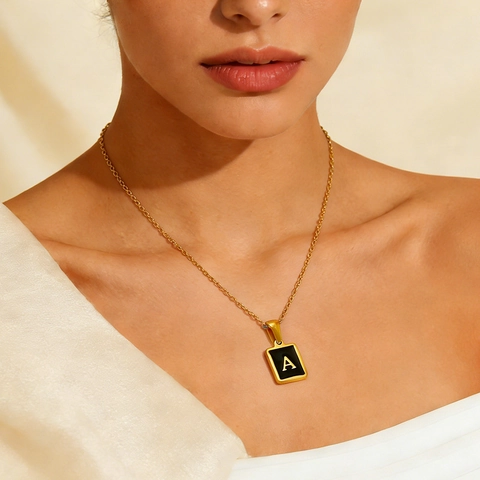 Collana Con Pendente Lettera Iniziale Acciaio Inossidabile Placcato Oro 18K Quadrato Smalto Nero Gioielli Minimalisti Donna