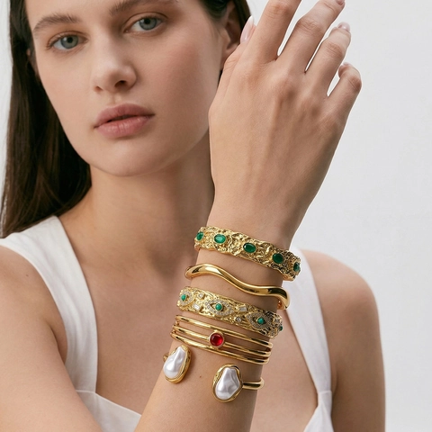 Lussuoso Bracciale Rigido in Acciaio Inossidabile per Donna Strass Perla Artificiale Malocchio Trama Martellata Placcato Oro 18K Gioielli di Moda