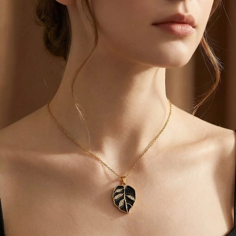 Minimalist Stainless Steel Black Enamel Leaf Pendant Necklace For Women Gold Plated Rhinestone Clavicle Chain Fashion Jewelry Gift