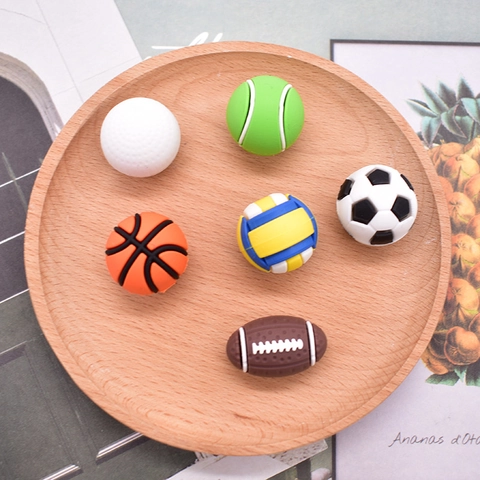 Mini 3D Sportball PVC Anhänger Fußball Basketball Football Tennis Golf Für DIY Haarschmuck Broschen Schuhdekoration