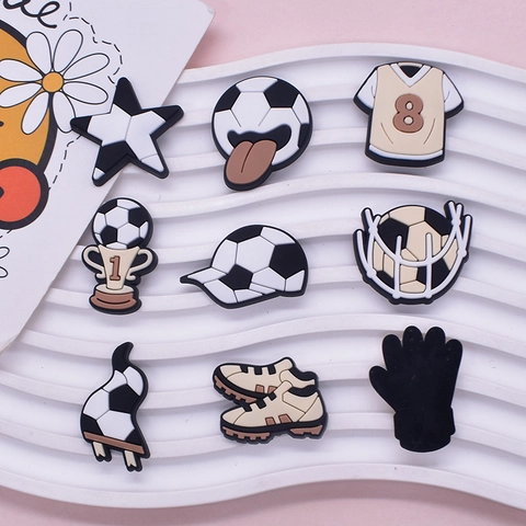 Breloques en Caoutchouc Souple PVC DIY Thème Football Pour Sabots Trophée Maillot Sifflet Chaussure Gant Chapeau Étoile Drapeau