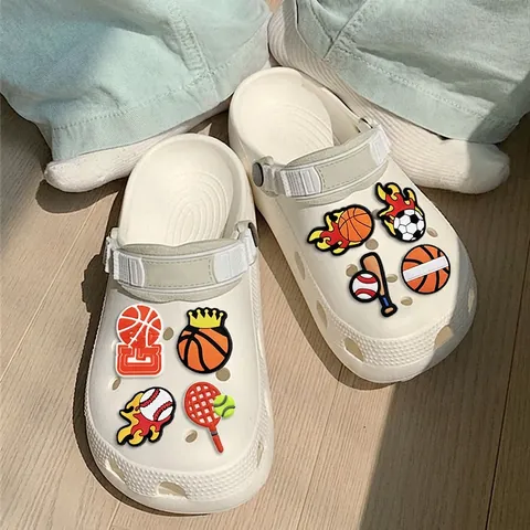 Ciondoli Per Scarpe Tema Sportivo PVC Colla Morbida Basket Calcio Baseball Pallavolo Decorazione Per Zoccoli Sandali Accessori DIY Novità