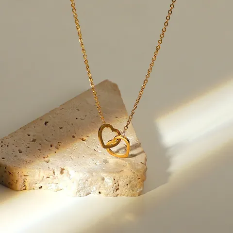 Collier Pendentif Double Cœur Entrelacé en Acier Inoxydable Plaqué Or 18K pour Femme Bijoux de Mode Style INS Minimaliste Cadeau