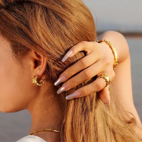Orecchini A Cerchio A Forma Di C In Acciaio Inossidabile Placcato Oro 18K Texture Pieghettata Stile Vintage Per Donne