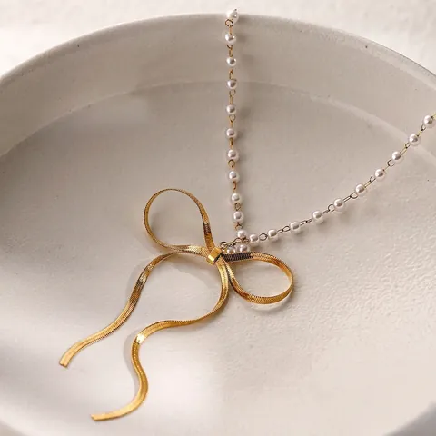 Elegante Collar Con Colgante De Lazo Para Mujer Con Cadena De Perlas Artificiales Blancas Y Joyería De Acero Inoxidable Chapado En Oro 18K