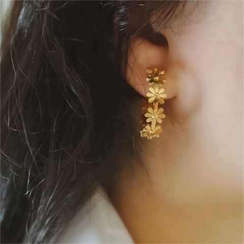 Daisy Flower C Shaped Hoop Earrings 304 Stainless Steel 18K Gold Plated Waterproof Hypoallergenic For Women Elegant