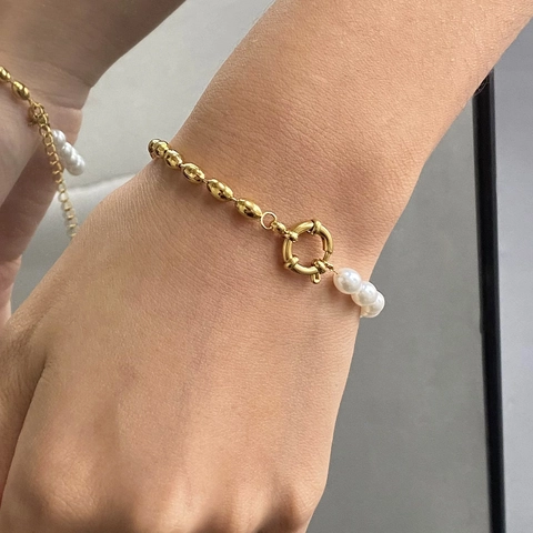 Französisches Retro Künstliche Perlenarmband 18K Vergoldeter Edelstahl Wasserdichter Asymmetrischer Schmuck Für Damen