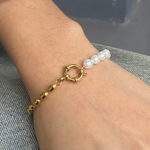 Französisches Retro Künstliche Perlenarmband 18K Vergoldeter Edelstahl Wasserdichter Asymmetrischer Schmuck Für Damen