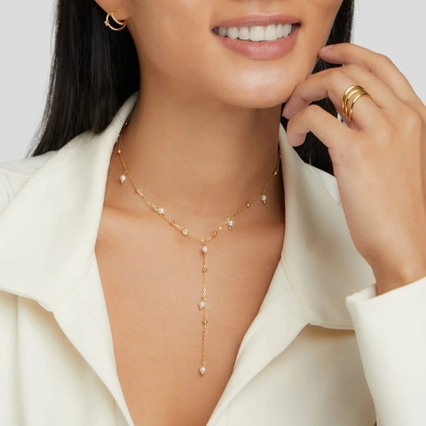 Collana Elegante A Forma Di Y In Acciaio Inossidabile Placcato Oro Con Perla Artificial D'Imitazione Impermeabile Da Donna
