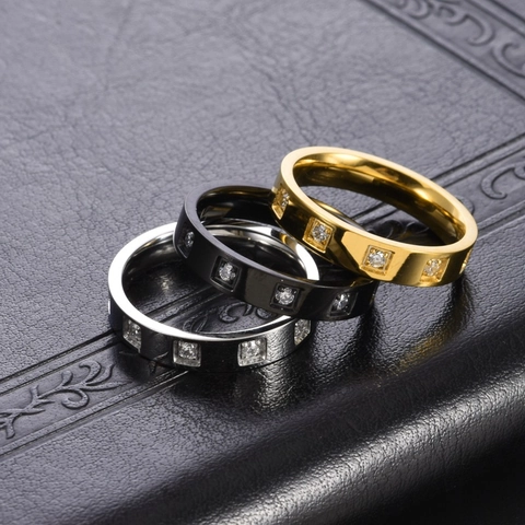 Elegante Anello in Acciaio al Titanio con Zirconia a Griglia per Donna Placcato Oro 18K Minimalista Quadrato Geometrico Gioielli da Dito