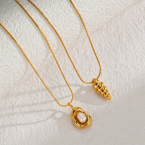 Collier À Pendentif En Acier Inoxydable Plaque Or Künstliche Perle Conque Spirale Irrégulière Style Rétro Français Pour Femmes