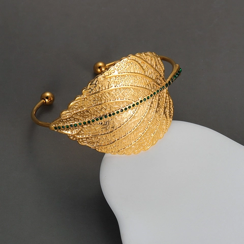 Vergulde Roestvrijstalen Open Armring Met Hol Bladontwerp En Groene Zirkoon Elegant Minimalistisch Voor Dames