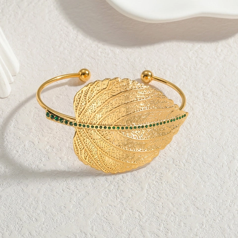 Vergulde Roestvrijstalen Open Armring Met Hol Bladontwerp En Groene Zirkoon Elegant Minimalistisch Voor Dames