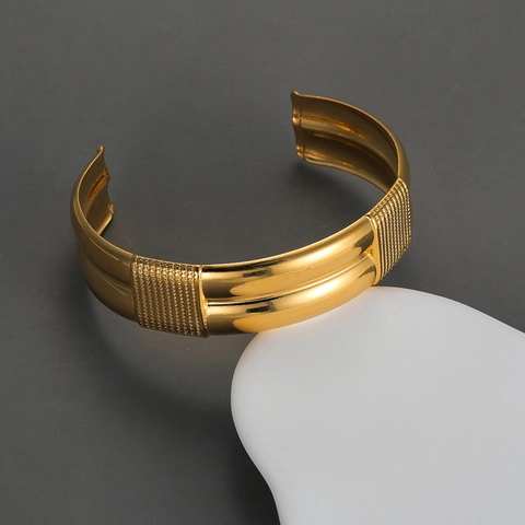 Stainless Steel Gold Open Cuff Bangle Armreif Für Herren Minimalistisches Geprägtes Vertikales Textur Polierter Modeschmuck